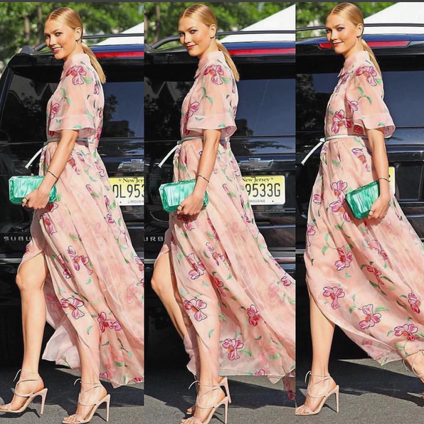 KARLIE KLOSS WEARING BLUSH 'KARLA' SANDAL TO THE FRAGRANCE FOUNDATION AWARDS IN NYC.